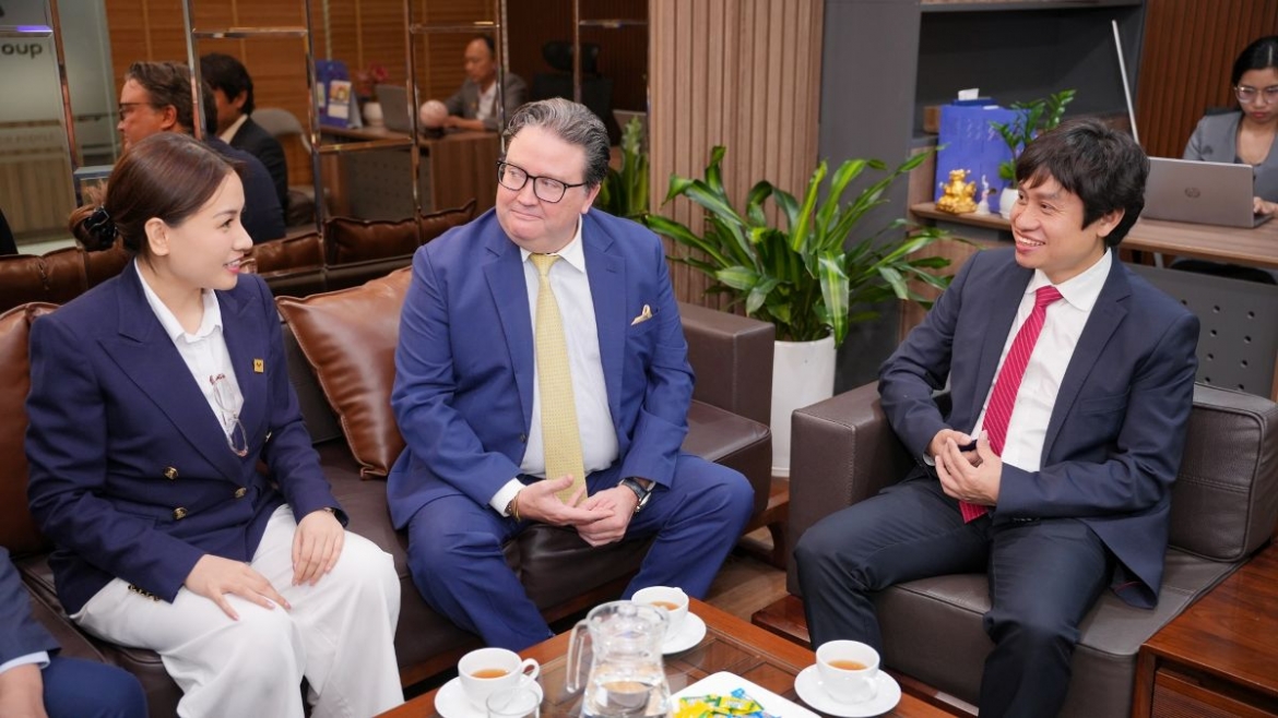 Ông Marc Knapper, cựu Đại sứ Hoa Kỳ tại Việt Nam, trao đổi với lãnh đạo Meey Group hôm 4/5 (Ảnh: Meey Group)