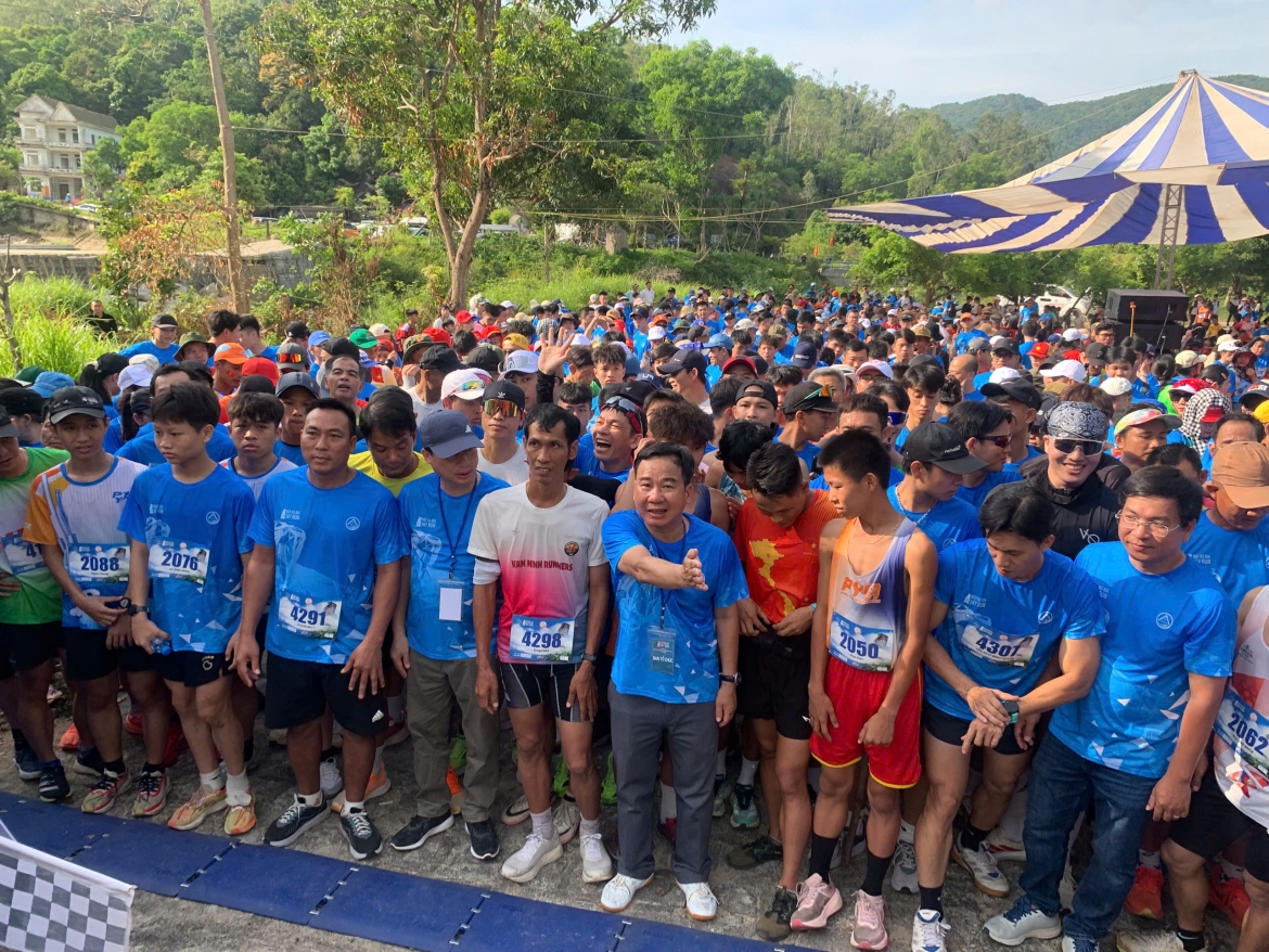 Hơn 1000 người tham gia giải chạy leo núi Đá Bia 2026