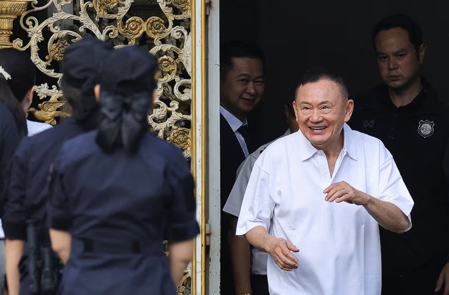 Ảnh cựu Thủ tướng Thaksin Shinawatra ra tù sáng ngày 11/5. Nguồn: Reuters