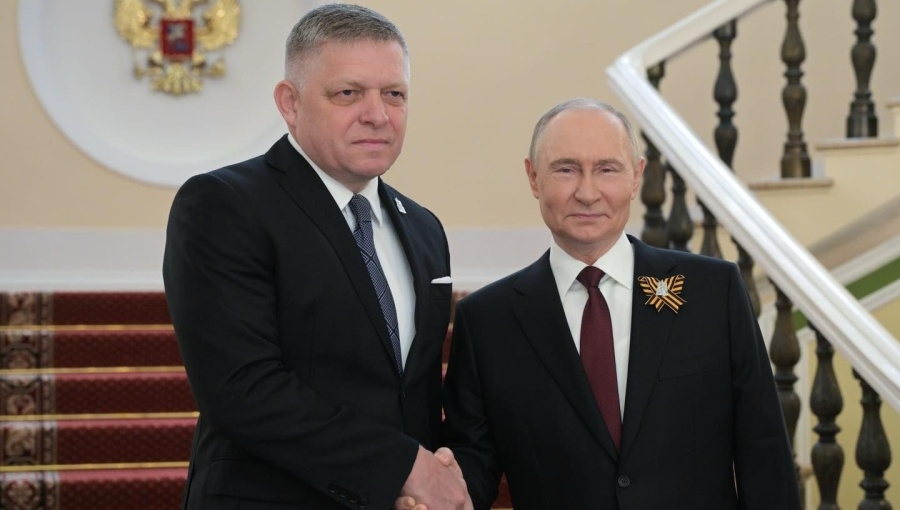 Thủ tướng Slovakia Robert Fico (trái) và Tổng thống Nga Vladimir Putin (phải). Ảnh: Intellinews
