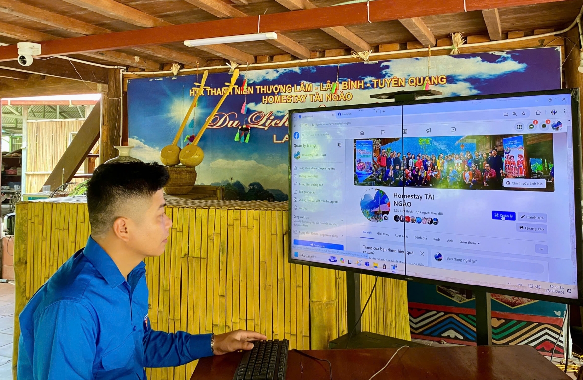  Anh Hoàng Văn Minh, Giám đốc HTX Thanh niên Thượng Lâm (Lâm Bình) sử dụng mạng xã hội để quảng bá du lịch