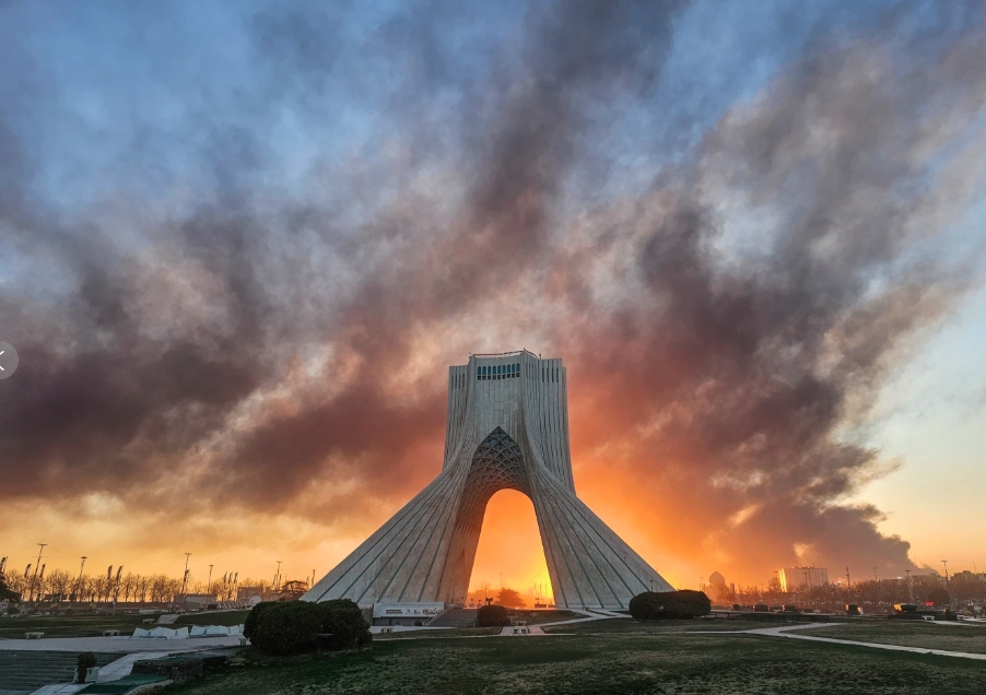 Khói bốc lên sau các cuộc tấn công của Mỹ và Israel vào Iran. Ảnh: AP