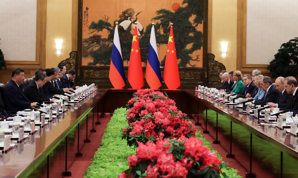 Tổng thống Nga Vladimir Putin và Chủ tịch Trung Quốc Tập Cận Bình tham dự cuộc gặp song phương tại Đại lễ đường Nhân dân ở Bắc Kinh ngày 20/5/2026. Ảnh: AP