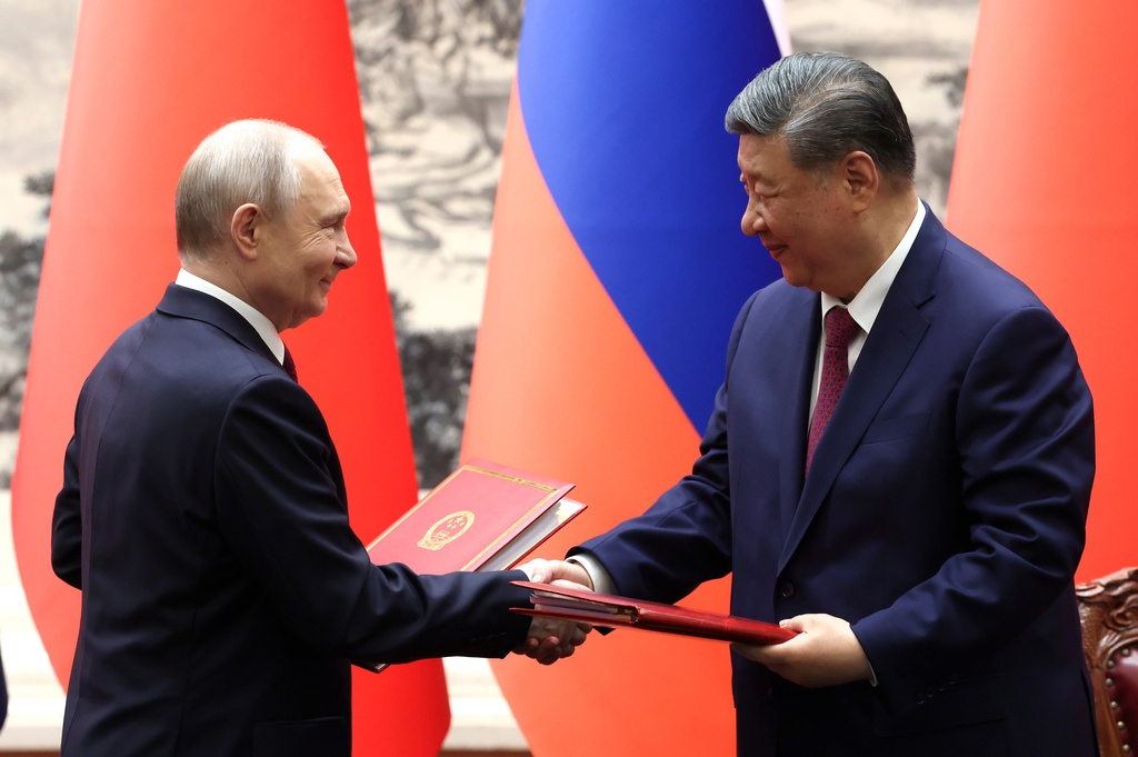 Tổng thống Nga Vladimir Putin (bên trái) và Chủ tịch Trung Quốc Tập Cận Bình (bên phải) tại lễ ký kết thỏa thuận hợp tác tại Đại lễ đường Nhân dân ở Bắc Kinh ngày 20/5/2026. Ảnh: AP