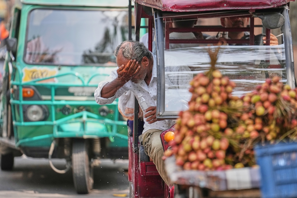 Chính quyền các địa phương Ấn Độ khuyến cáo người dân ở trong nhà vào những giờ nóng nhất và thực hiện các biện pháp phòng ngừa các bệnh liên quan đến nắng nóng. Các hoạt động sinh hoạt và làm việc thường ngày cũng phải thay đổi để né tránh nắng nóng. Ở một số vùng của bang Uttar Pradesh, bang đông dân nhất Ấn Độ, đường sá và chợ búa đã đóng cửa vào buổi chiều; trong khi một số thương nhân chuyển sang làm việc vào sáng sớm. Nông dân bắt đầu làm việc cả đêm vì điều kiện ban ngày trở nên không thể chịu đựng được. (Ảnh: AP)
