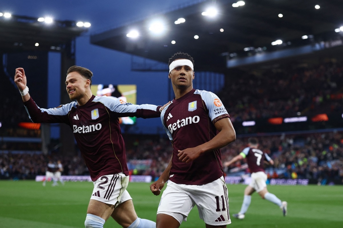 Các cầu thủ Aston Villa ăn mừng chiến thắng. (Ảnh: Reuters). 