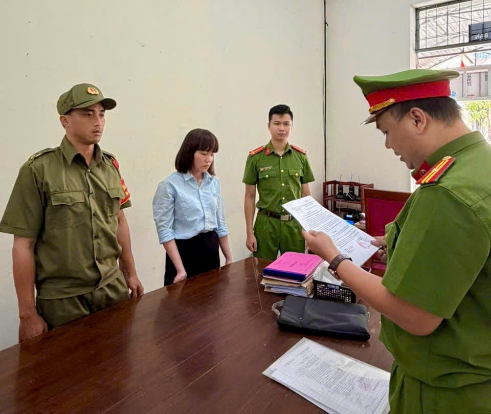 Công an TP Đà Nẵng tống đạt các quyết định khởi tố bị can, thi hành lệnh bắt tạm giam đối với Hồ Thị Xuân Lài.