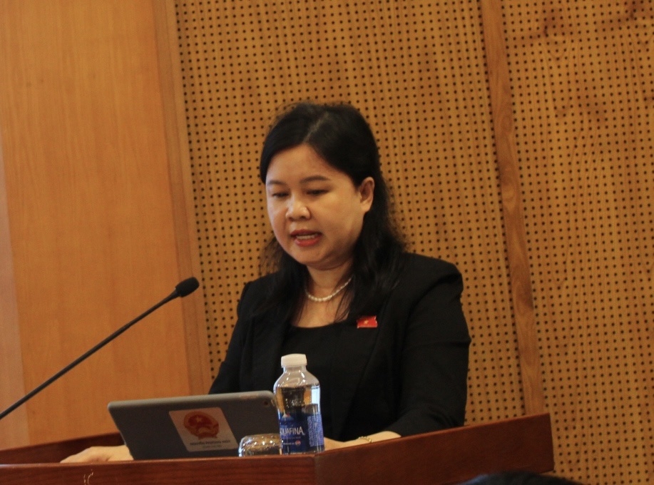Phó Chủ nhiệm Ủy ban Pháp luật và Tư pháp của Quốc hội Nguyễn Phương Thủy thông tin tại hội nghị