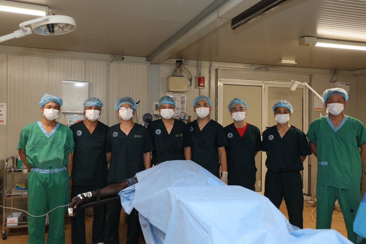 Các bác sĩ mũ nồi xanh chụp ảnh sau ca phẫu thuật thành công