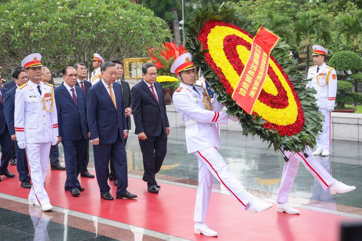 Sau khi vào Lăng viếng Chủ tịch Hồ Chí Minh, Đoàn đại biểu Ban Chấp hành Trung ương Đảng, Chủ tịch nước, Quốc hội, Chính phủ và Đoàn đại biểu Ủy ban Trung ương Mặt trận Tổ quốc Việt Nam đã tới đặt vòng hoa, dâng hương, tưởng niệm các Anh hùng liệt sỹ tại Đài tưởng niệm các Anh hùng liệt sỹ trên đường Bắc Sơn.