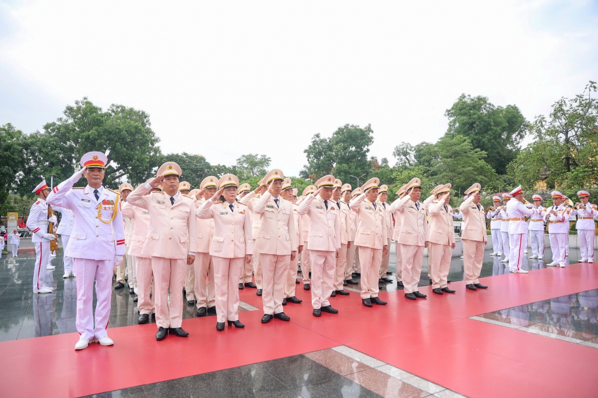 Đoàn Đảng ủy Công an Trung ương - Bộ Công an tưởng niệm các Anh hùng liệt sĩ.