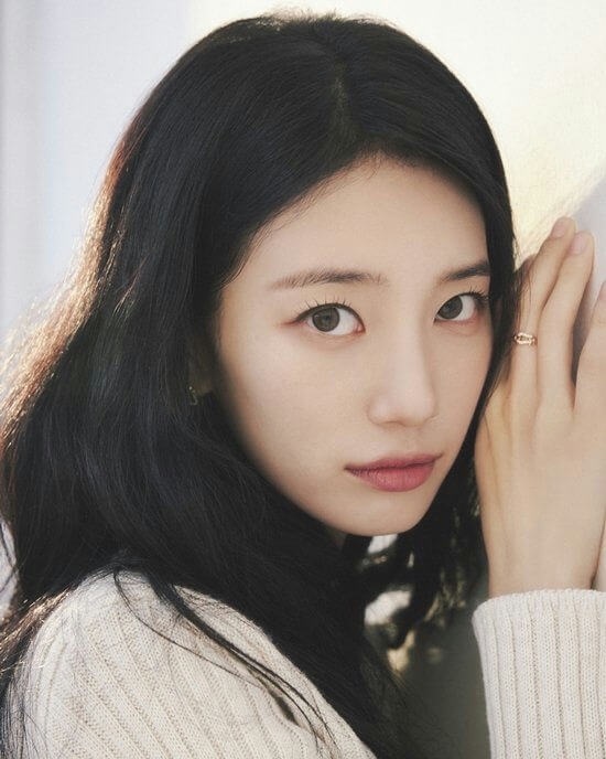 Vị trí thứ hai thuộc về Bae Suzy , người từ lâu được mệnh danh là "Mối tình đầu quốc dân" của Hàn Quốc. Cựu thành viên nhóm Miss A vẫn là một trong những ngôi sao được yêu mến nhất trong ngành giải trí nhờ những bộ phim truyền hình thành công như While You Were Sleeping, Start-Up và Anna.