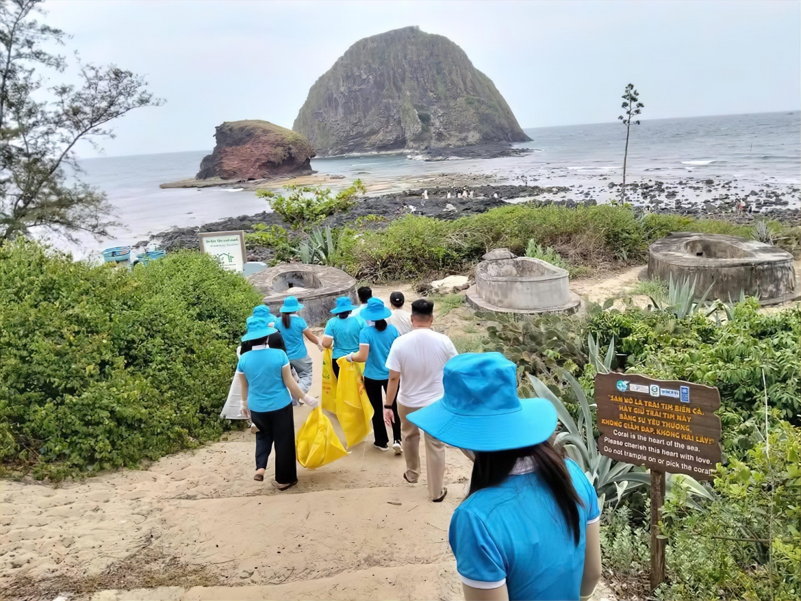 Người dân, du khách chung tay dọn dẹp vệ sinh môi trường, chỉnh trang cảnh quan tại khu vực Hòn Yến, xã Ô Loan, tỉnh Đắk Lắk. Nguồn: Hội Liên hiệp Phụ nữ tỉnh Đắk Lắk