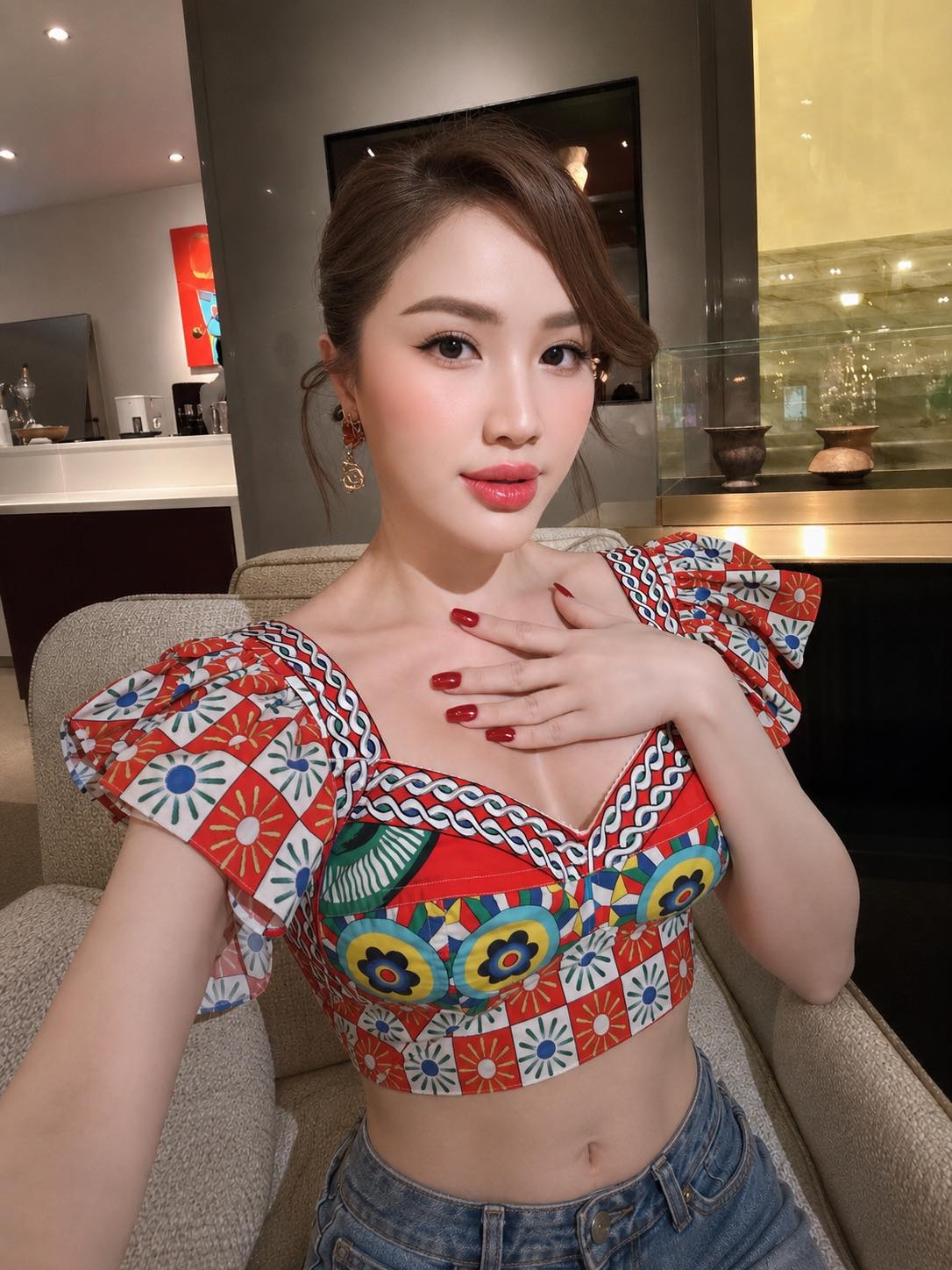 Bảo Thy khiến fan bật cười với dòng trạng thái: “Chụp đại thôi ai ngờ xinh thía!”. Dù chỉ là ảnh đời thường nhưng nhan sắc trẻ trung của nữ ca sĩ vẫn gây chú ý.