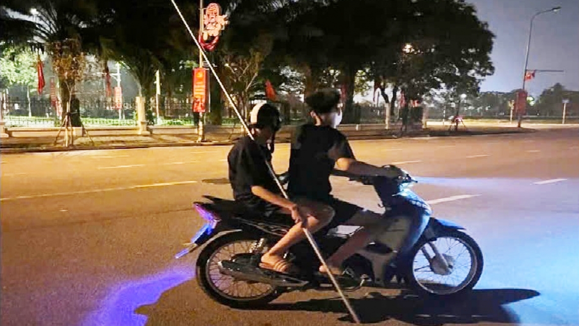Các đối tượng cầm tuýp sắt tụ tập lạng lách, đánh võng tại quảng trường xã Quang Minh