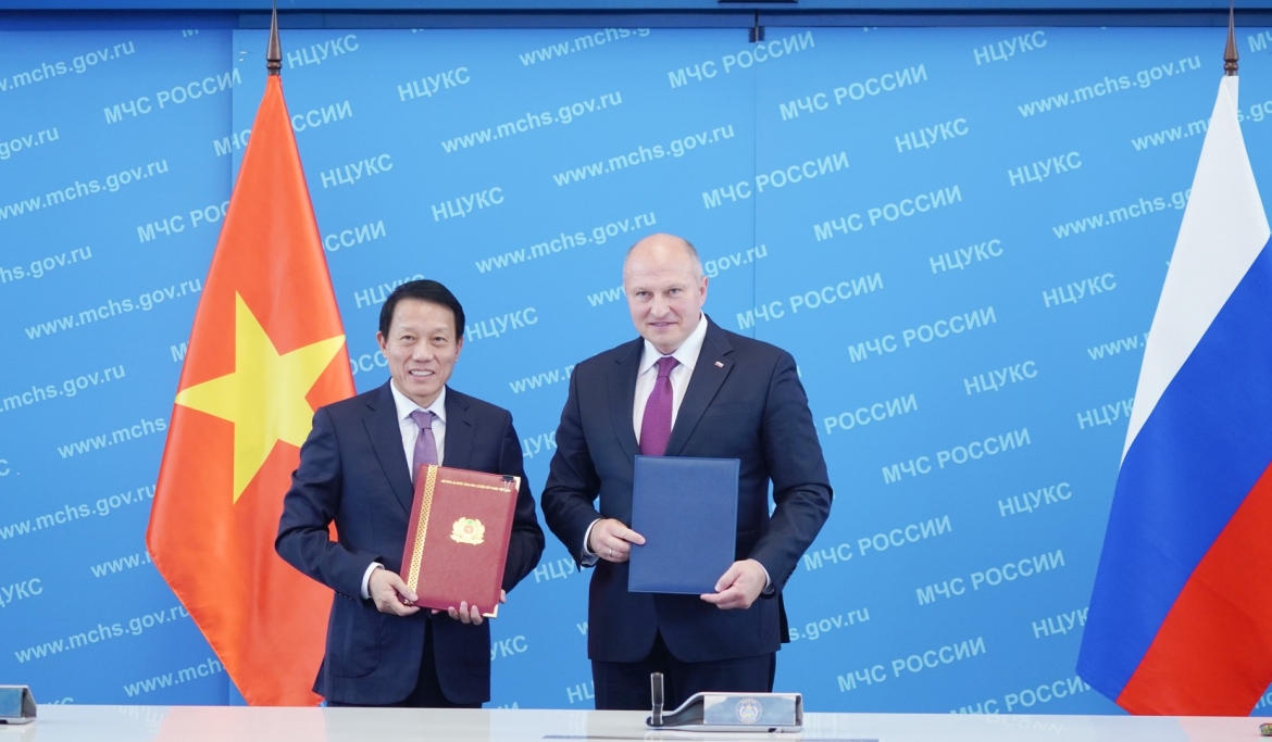 Bộ trưởng Lương Tam Quang và Bộ trưởng Kurenkov Aleksandr ký “Kế hoạch những hoạt động chung giữa Bộ Công an Việt Nam và Bộ tình trạng khẩn cấp Nga.