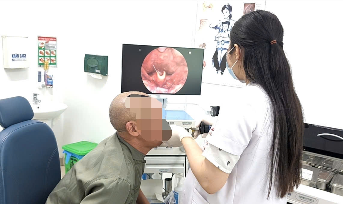 Bệnh nhân N.V.T (66 tuổi, Hà Nội) suýt tắc đường thở vì thói quen nhai đá lạnh giải nhiệt (Ảnh: BVCC)