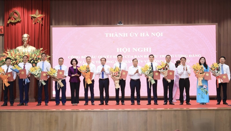 Bí thư Thành ủy Hà Nội Trần Đức Thắng trao quyết định cho các cán bộ được bổ nhiệm, điều động