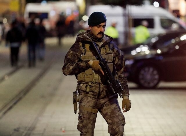 Binh sĩ Thổ Nhĩ Kỳ làm nhiệm vụ trên đường phố Istanbul (Ảnh: Reuters)