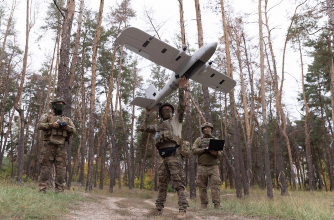 Binh sỹ Ukraine vận hành UAV. Ảnh: Kiev Independent