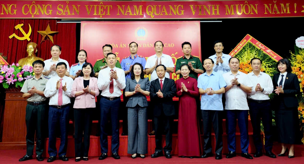 Các đồng chí lãnh đạo Tòa án nhân dân tối cao; lãnh đạo Tỉnh ủy, HĐND, UBND tỉnh và lãnh đạo các sở, ngành tỉnh chụp ảnh với hai đồng chí Chánh án