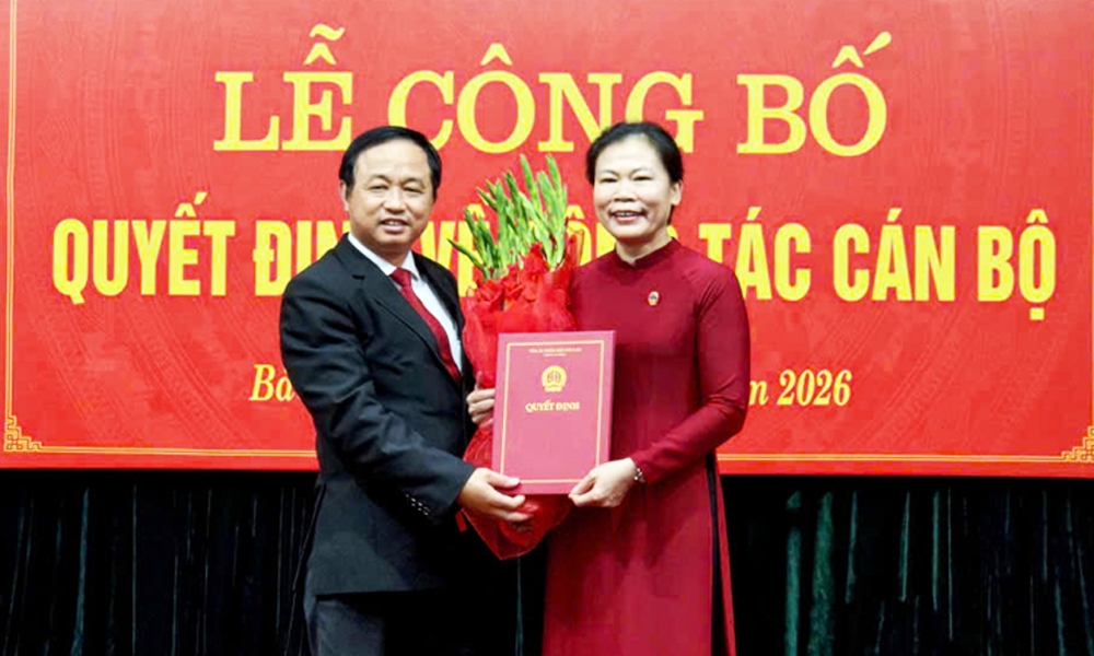 Phó Chánh án Tòa án nhân dân tối cao Nguyễn Biên Thùy trao quyết định bổ nhiệm cho bà Chu Lệ Hường tân Chánh án Tòa án nhân dân tỉnh Bắc Ninh 