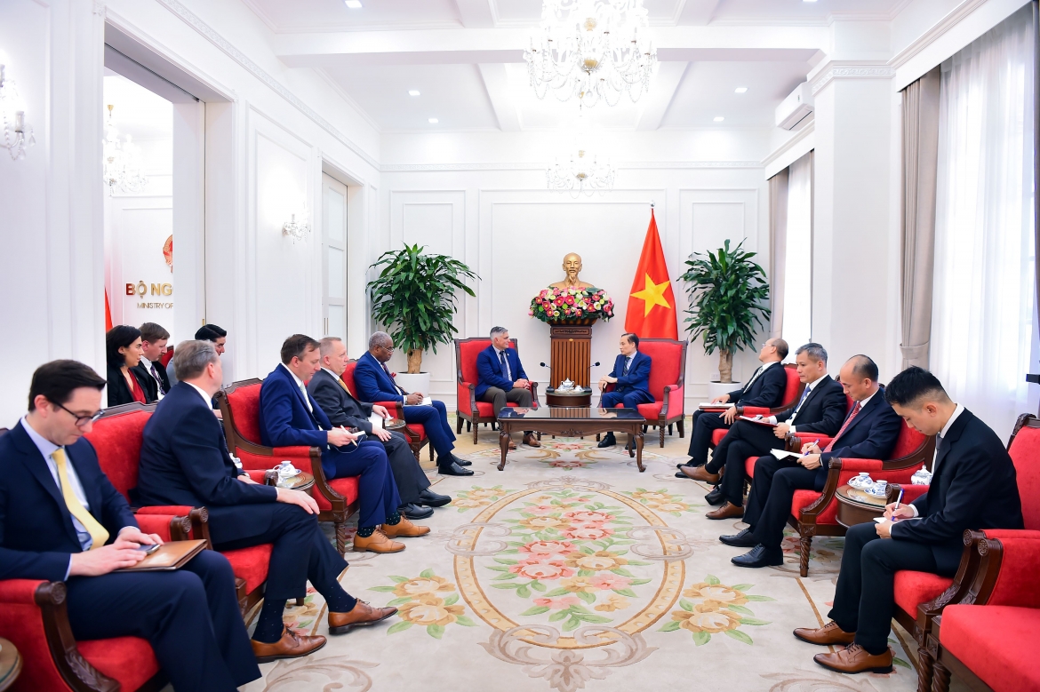 Bộ trưởng Bộ Ngoại giao Lê Hoài Trung tiếp Đoàn nghị sĩ Hoa Kỳ tại Trụ sở Bộ Ngoại giao ngày 26/5. (Ảnh: Bộ Ngoại giao)