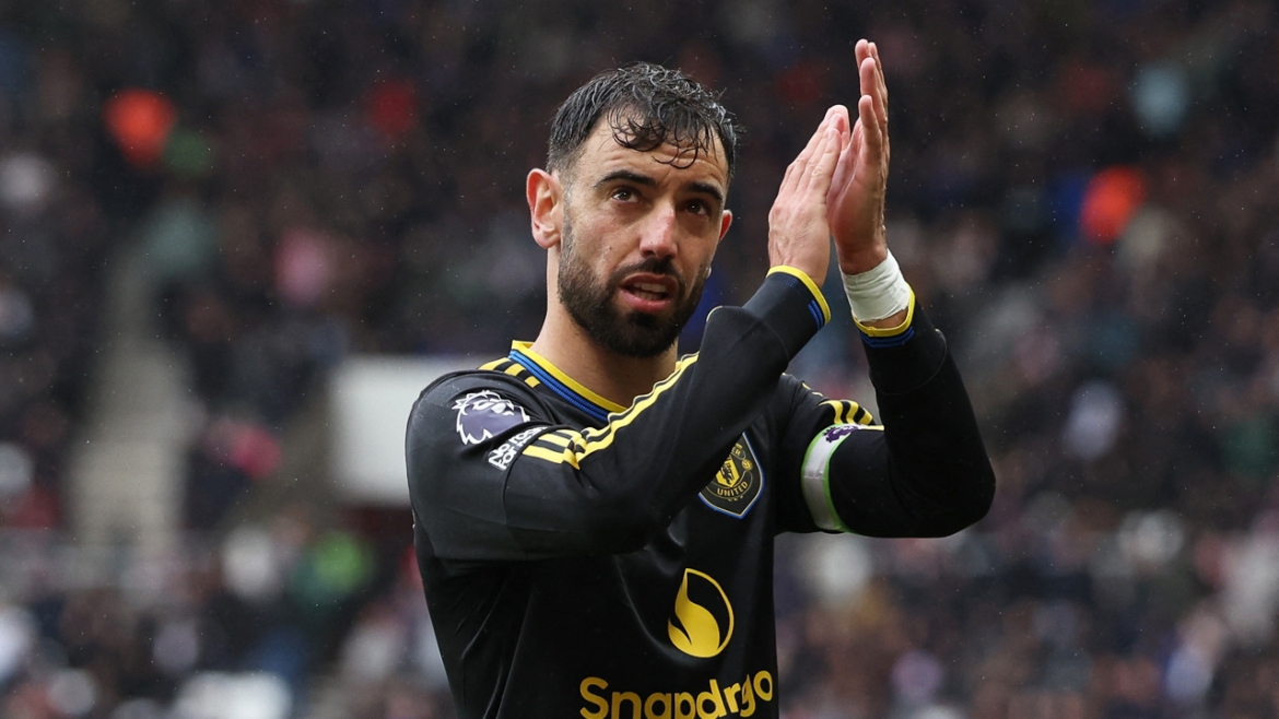 Bruno Fernandes giành danh hiệu cầu thủ xuất sắc nhất mùa của MU (Ảnh: Reuters)