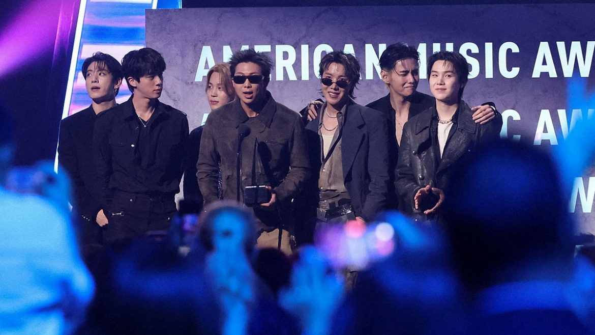 BTS giành giải Nghệ sĩ của năm tại Lễ trao giải AMAs 2026. (Ảnh: Reuters)