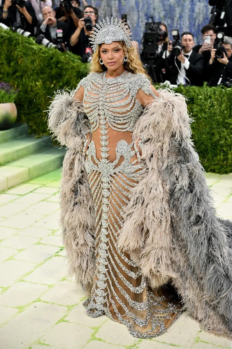 Met Gala 2026 tiếp tục là một trong những đêm hội thời trang được mong chờ nhất năm, quy tụ nhiều ngôi sao hàng đầu thế giới. Chủ đề của sự kiện năm nay là “Thời trang là nghệ thuật”, gắn liền với triển lãm Nghệ thuật Trang phục của Bảo tàng Nghệ thuật Metropolitan.