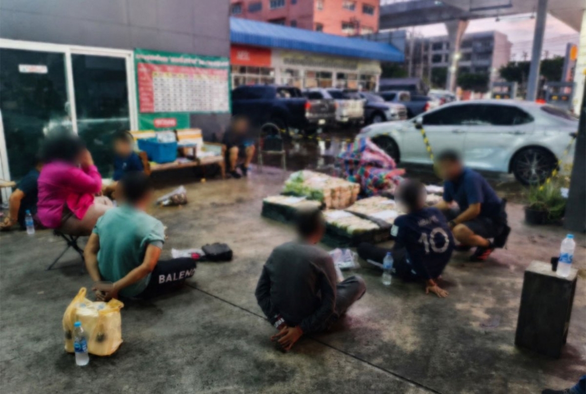 6 đối tượng bị cáo buộc buôn bán ma túy bị bắt giữ sau khi 300kg ma túy đá (crystal methamphetamine) được tìm thấy giấu trong xe tải của chúng tại một trạm xăng ở quận Rat Burana, Bangkok vào hôm 12/5/2026. (Ảnh: Cục Kiểm soát Ma túy Thái Lan)