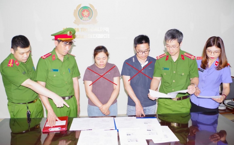 Các bị can Nguyễn Tư Duy, Lê Thị Lan Anh (X) và tang vật vụ án.