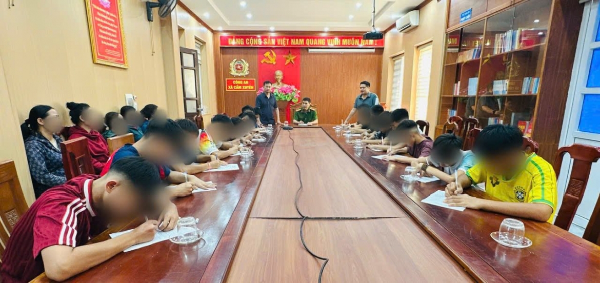Cơ quan Công an làm việc cùng gia đình và nhóm thanh thiếu niên (Ảnh: CAHT)