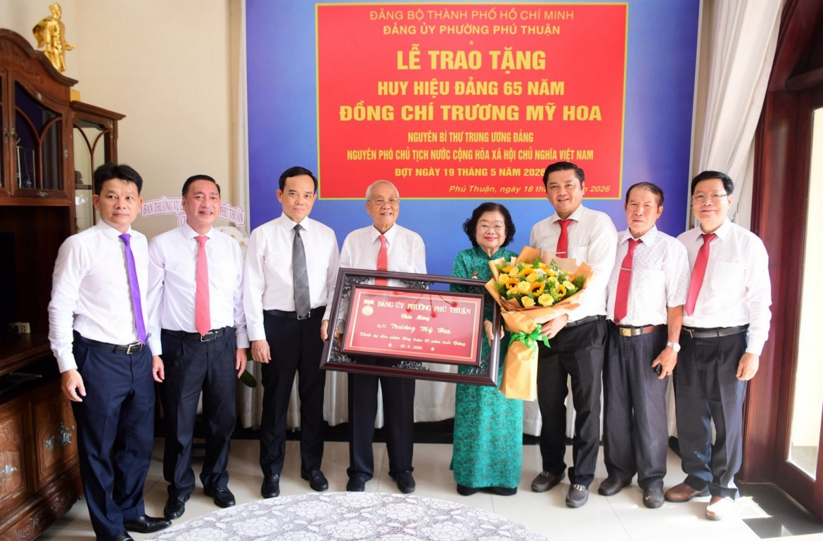 Các đại biểu chúc mừng bà Trương Mỹ Hoa. (Ảnh: Quang Định)