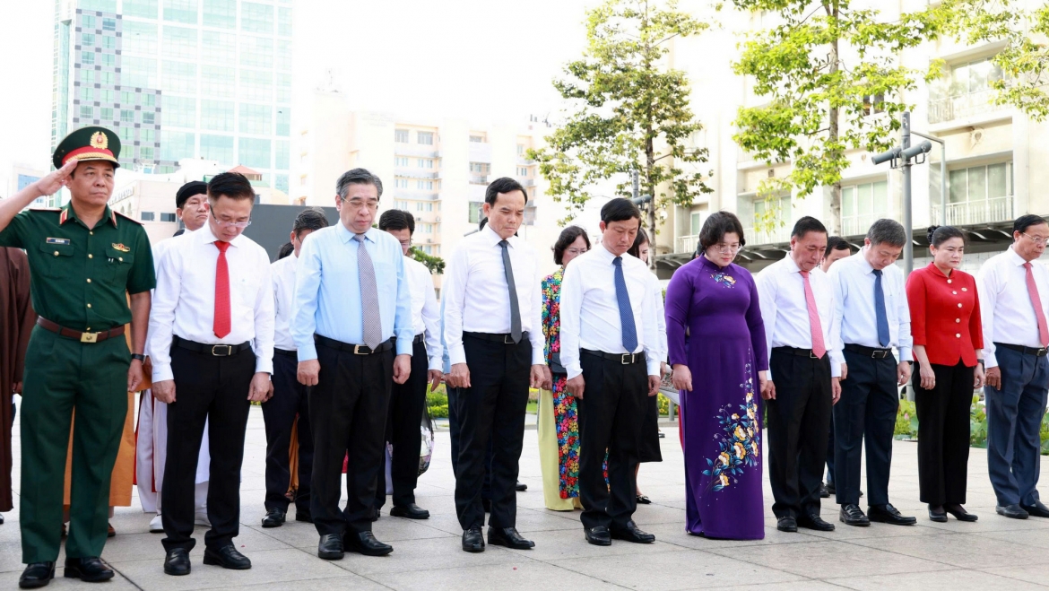 Các đại biểu dành một phút mặc niệm tưởng nhớ công ơn Chủ tịch Hồ Chí Minh (ảnh: T.B)