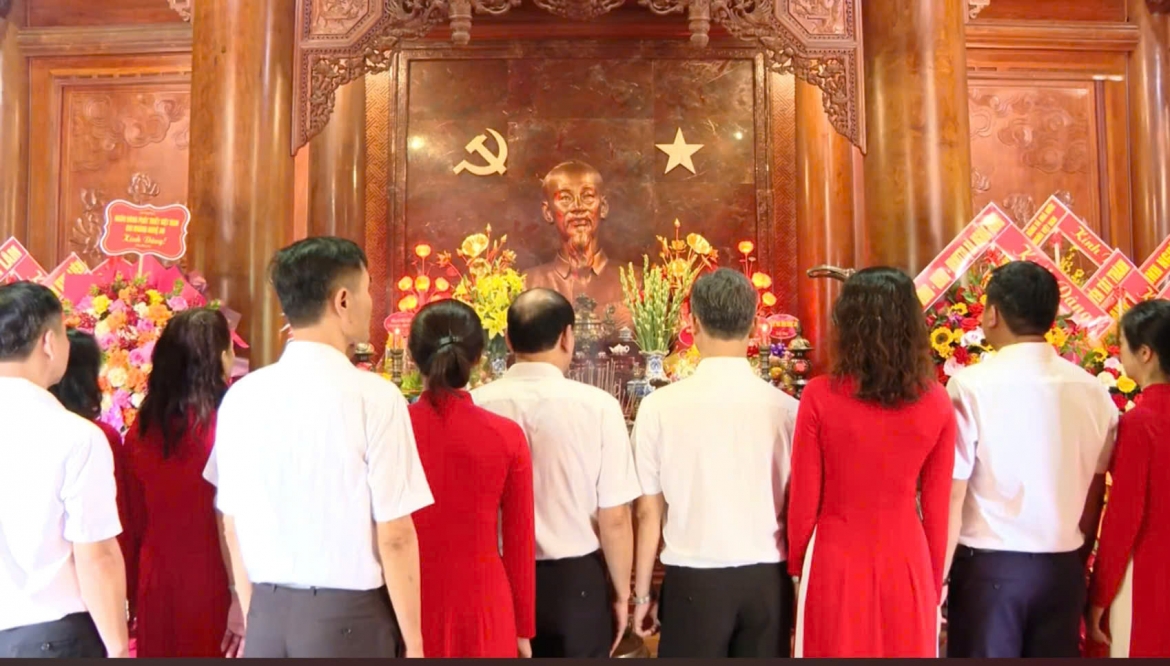 Các đoàn khách về dâng hoa, báo công với Bác.