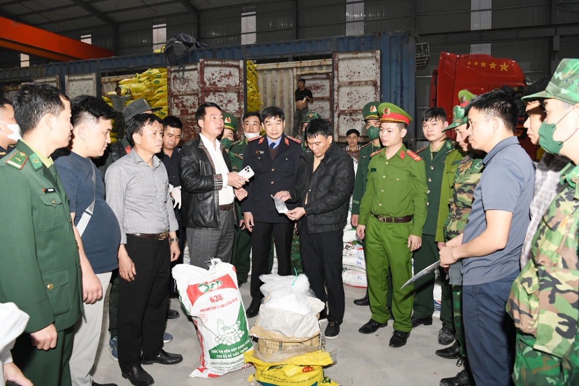 Lực lượng chức năng đột kích các kho hàng của nhóm đối tượng.
