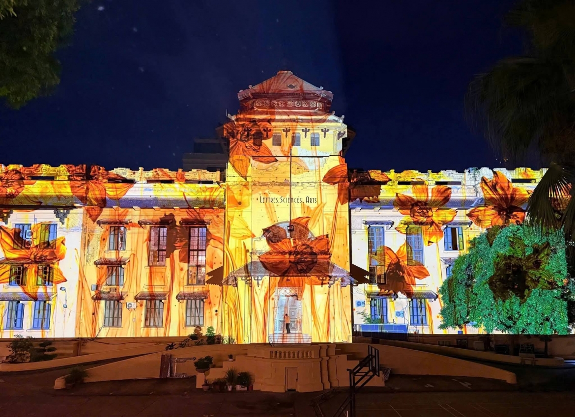 Ánh sáng video mapping phủ lên mặt tiền kiến trúc Đông Dương tại 19 Lê Thánh Tông. 