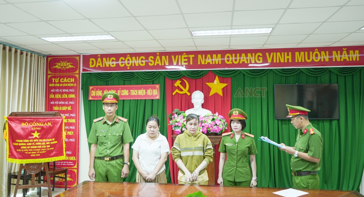 Cơ quan Cảnh sát điều tra Công an TP Cần Thơ tống đạt bắt tạm giam đối với Nguyễn Thị Thu Đông (áo vàng) và Lầu Thị Giang (áo trắng). Ảnh: Công an TP Cần Thơ 