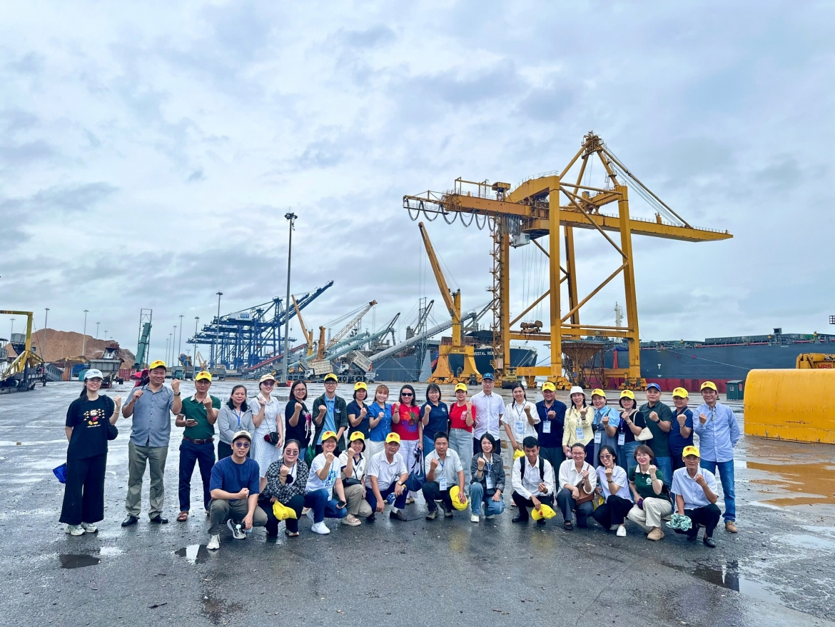 Lớp học viên về Quy hoạch không gian biển (MSP) và phát triển kinh tế biển bền vững tham quan thực tế tại cảng Cái Lân