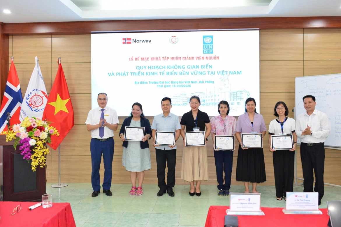 Các học viên đầu tiên nhận chứng chỉ về Quy hoạch không gian biển (MSP) và phát triển kinh tế biển bền vững.