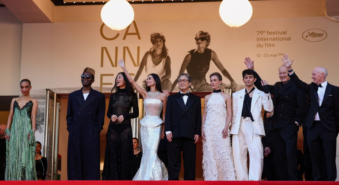 Ban giám khảo Cannes Film Festival lần thứ 79 do đạo diễn Park Chan-wook làm Chủ tịch xuất hiện trên thảm đỏ lễ khai mạc Cannes 2026 tại Pháp. (Ảnh: Reuters)