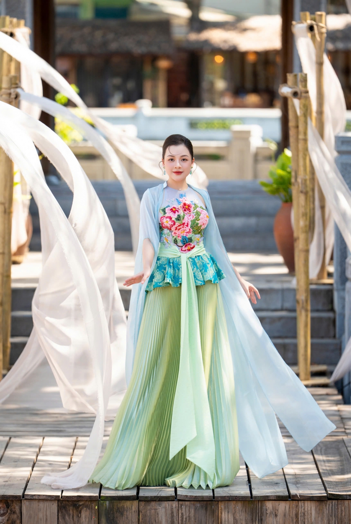 Những hình ảnh quen thuộc gắn liền với đời sống dân gian, các biểu tượng truyền thống cùng bảng màu đặc trưng của tranh Đông Hồ được chuyển tải lên trang phục theo cách trẻ trung và hiện đại hơn.