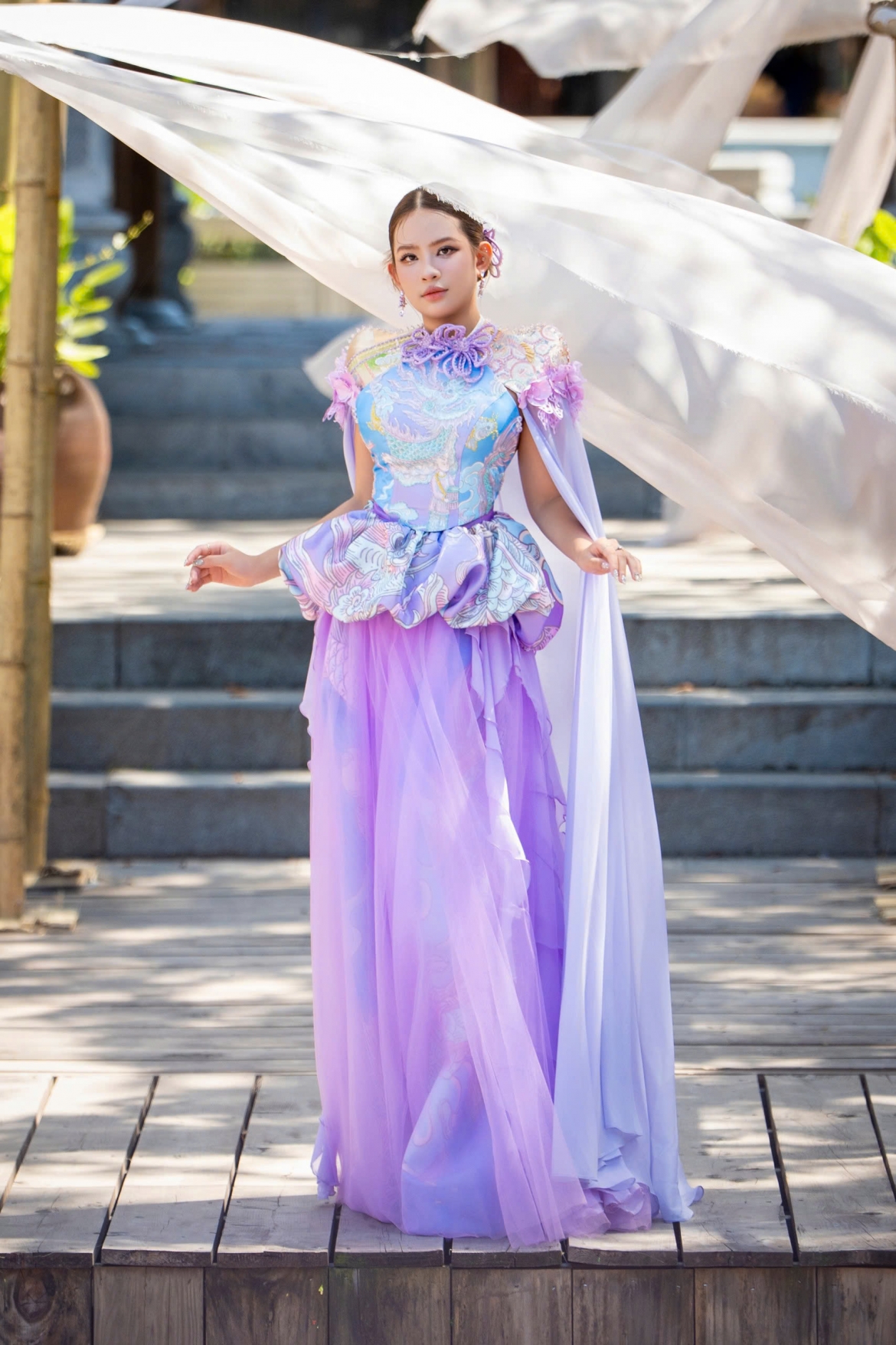 Điểm gây chú ý của bộ sưu tập nằm ở cách tinh thần vui tươi, gần gũi của tranh Đông Hồ được tái hiện bằng thời trang.