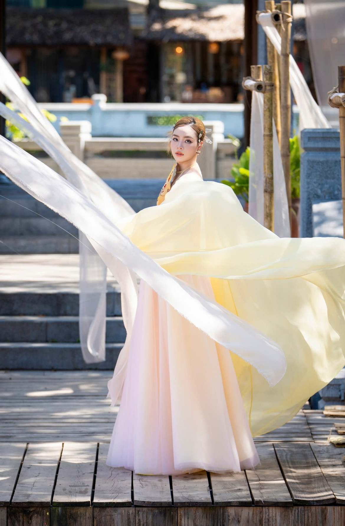 Đây cũng là cách nhà thiết kế nhìn lại hành trình đưa hình ảnh áo dài Việt “chu du” qua nhiều quốc gia trong suốt quá trình hoạt động.