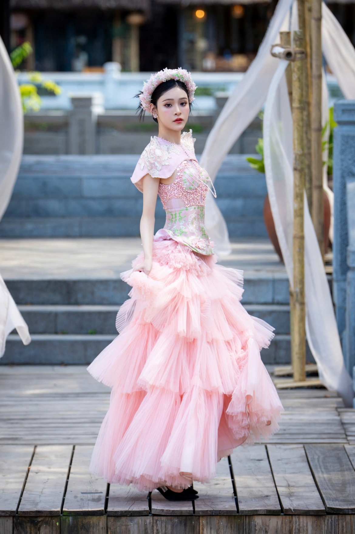 Thông qua những bộ hình thời trang được thực hiện công phu, cuốn sách kể lại hành trình của tà áo dài Việt Nam bằng ngôn ngữ hình ảnh gần gũi và dễ tiếp cận.