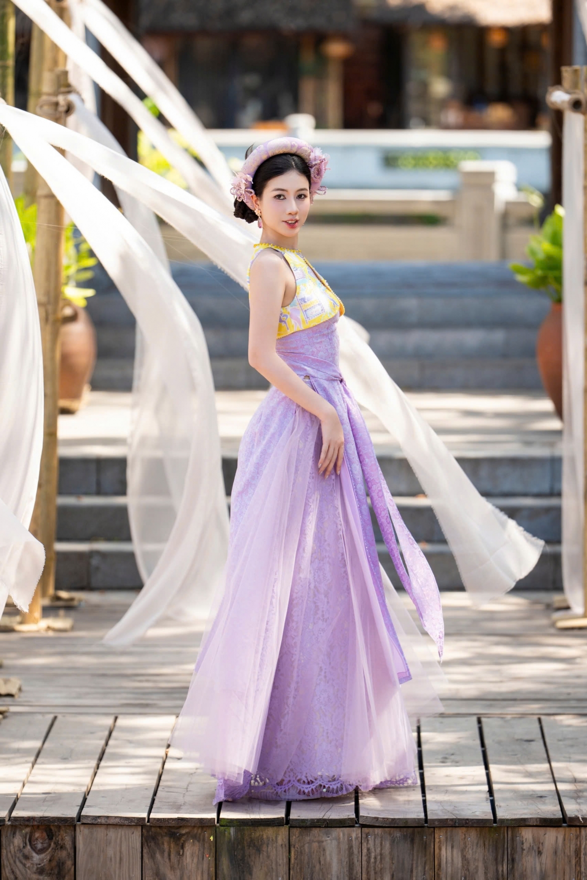 Bên cạnh việc giới thiệu bộ sưu tập mới, NTK Cao Minh Tiến cũng ra mắt cuốn sách ảnh về áo dài Việt Nam. Cuốn sách được thực hiện từ hành trình hơn 10 năm làm nghề, ghi lại quá trình hình thành các thiết kế, từ khâu phác thảo, lên rập, cắt may đến hoàn thiện các mẫu Việt phục qua nhiều giai đoạn.