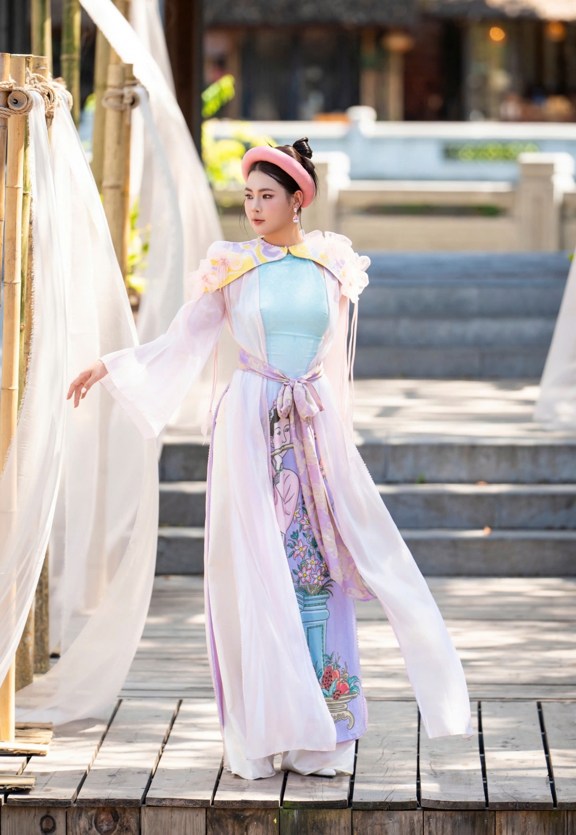 Giữa không gian giàu dấu ấn lịch sử, những thiết kế lấy cảm hứng từ tranh dân gian tạo cảm giác vừa quen thuộc vừa mới mẻ, gợi nhắc nhiều giá trị văn hóa gắn với đời sống người Việt.