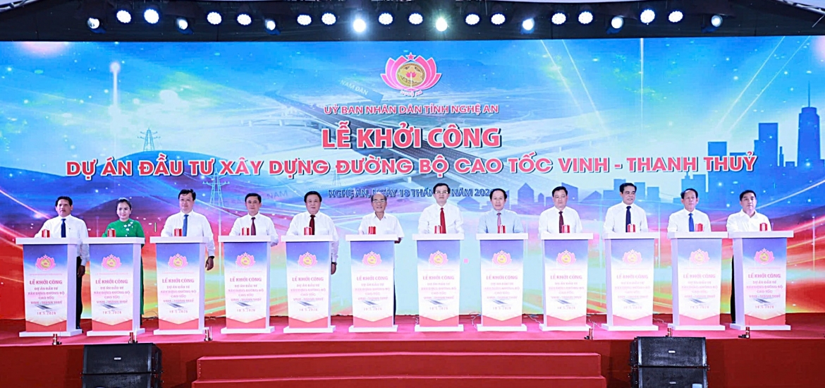 Lãnh đạo, nguyên lãnh đạo Đảng, Nhà nước và tỉnh Nghệ An thực hiện nghi thức khởi công Dự án đầu tư xây dựng đường bộ cao tốc Vinh - Thủy. (Ảnh: Minh Châu).