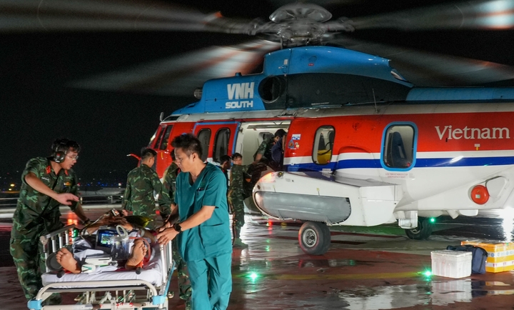 Bệnh nhân được trực thăng đưa từ đảo Trường Sa lớn về đất liền điều trị. (Ảnh: BVCC)